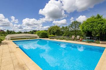Gîte pour 8 personnes, avec piscine et jardin à Thenon