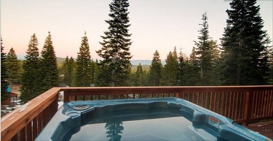 Vacation house for 8 people, with pool and hot tub as well as balcony and sauna, with pets in Truckee