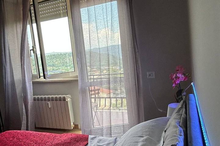 Appartamento intero, Elegante e confortevole appartamento nel centro di Bracciano  Terrazza con vista in Bracciano, Lago di Bracciano