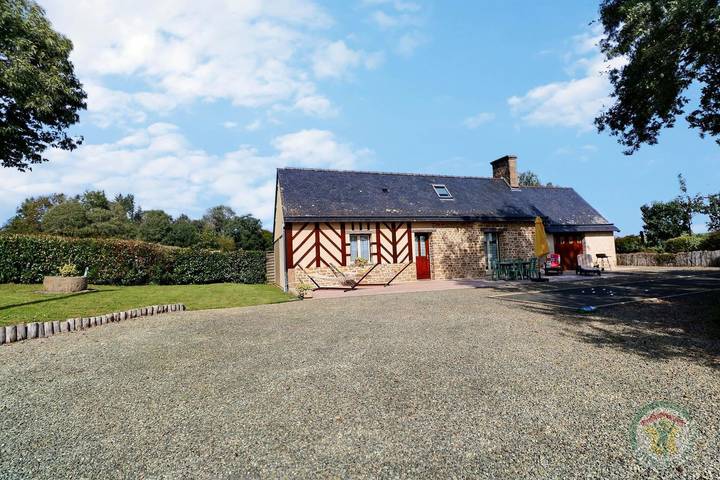 Gîte pour 6 personnes, avec Terrasse ainsi que Jardin et Vue à Saint-Germain-en-Coglès