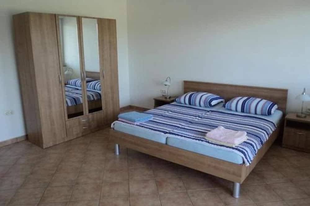 Entire apartment, Apartment 100m from sea, with covered terrace, citrus trees in Sveti Filip i jakov, Zadar