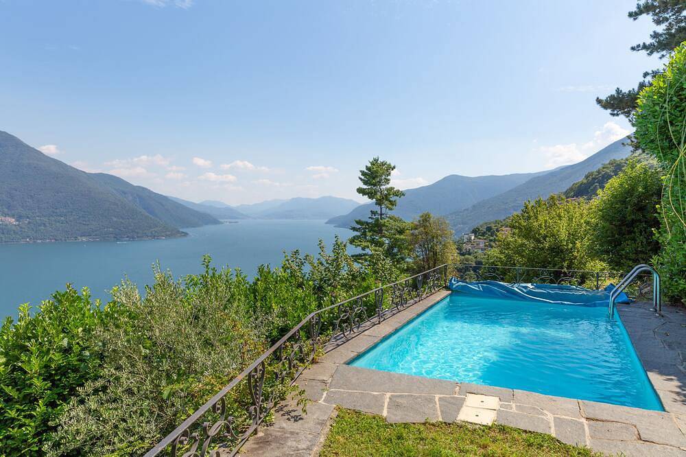 Ferienparadies mit sensationellem Panorama , Innen - Außenkamin, Außenpool in Brissago, Tessiner Alpen
