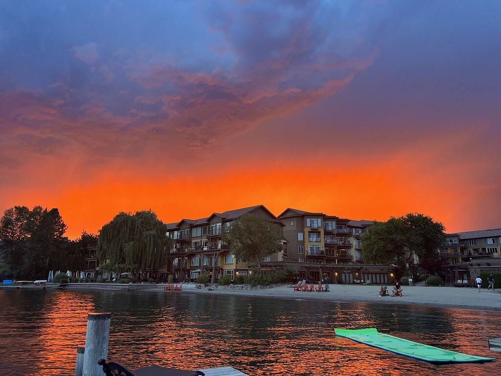 Ganze Wohnung, Okanagan Lake Beachfront Penthouse. 2 Bedrooms + den, 3 bath. Boatslip Option. in West Kelowna, Crystal Mountain