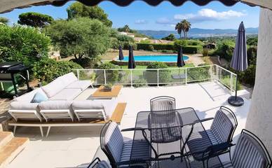 Location de vacances pour 8 personnes, avec vue ainsi que terrasse et piscine à Grimaud