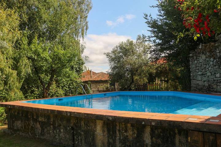 Gîte pour 4 personnes, avec Terrasse ainsi que Jardin et Piscine dans Castro Daire