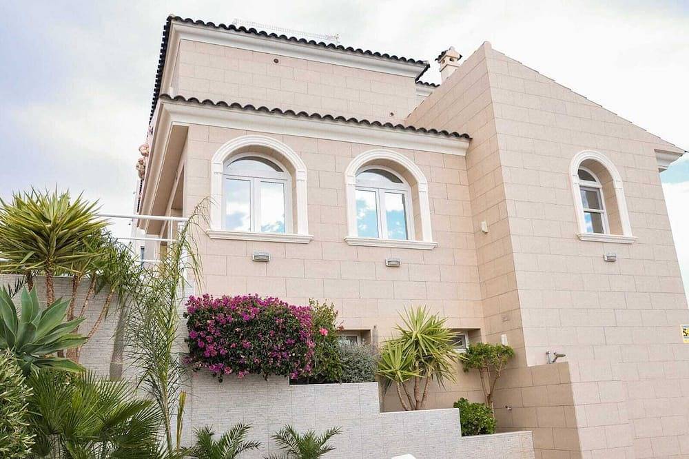 Luxury villa situated on the Costa Blanca with sensational views of the Med. in El Campello, Costa Blanca