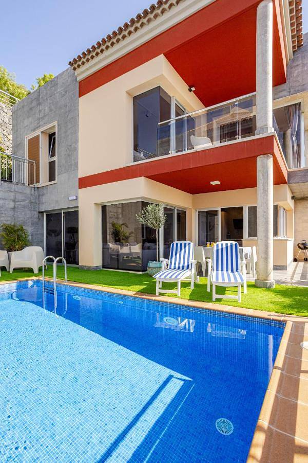 Ferienhaus für 8 Personen, mit Balkon und Terrasse sowie Garten und Pool