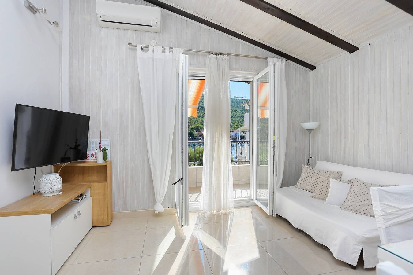 Ganze Wohnung, 2-Zimmer-Ferienwohnung am Strand Grebastica, Sibenik A-10366-a in Grebastica, Šibenik-Knin