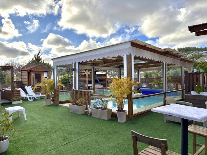 Alojamiento y desayuno para 6 personas, con sauna y jardín además de piscina y jacuzzi, Familias con niños - 1