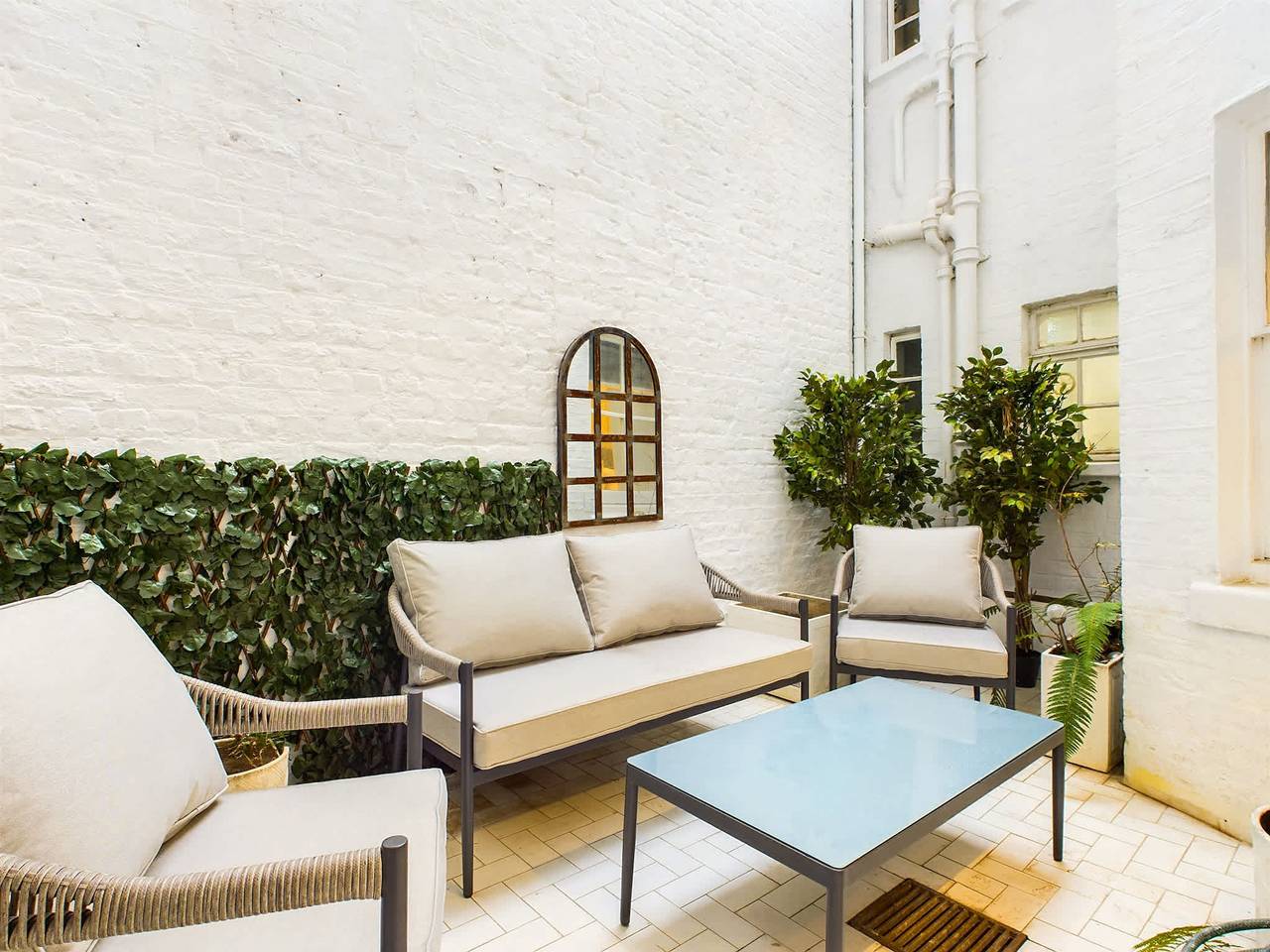 Entire apartment, Luxury Hideaway near Harrods with Outdoor Space in Kensington and Chelsea, London