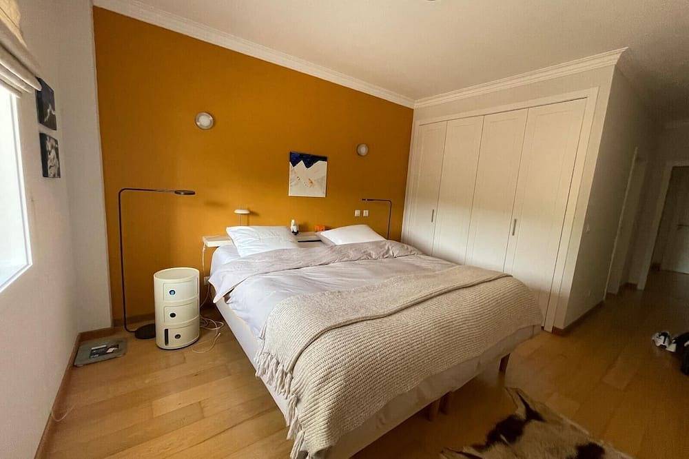 Ganze Wohnung, Sehr schöne geräumige Wohnung mit sonniger Terrasse / Garten / Psicine in Parede, Carcavelos e Parede
