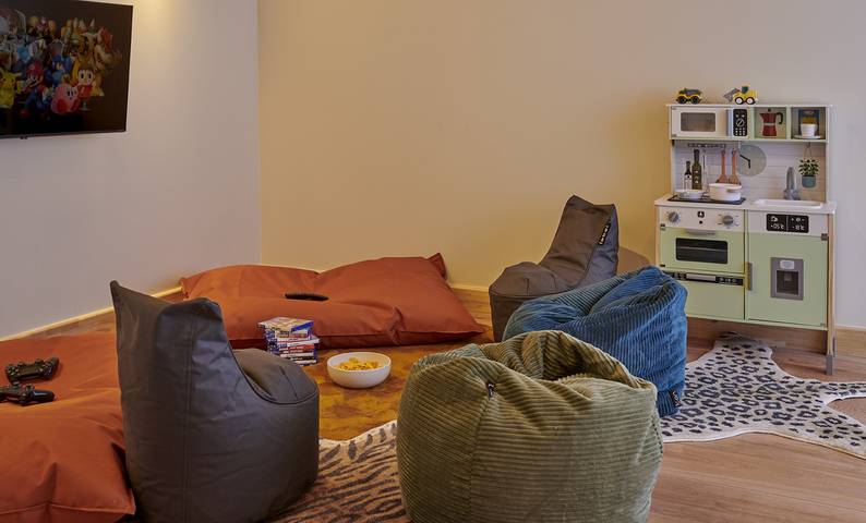 Einzigartige Unterkunft für 26 Personen mit Whirlpool, großem Garten und Lage an der Maas in Baarlo, Limburg (Niederlande)