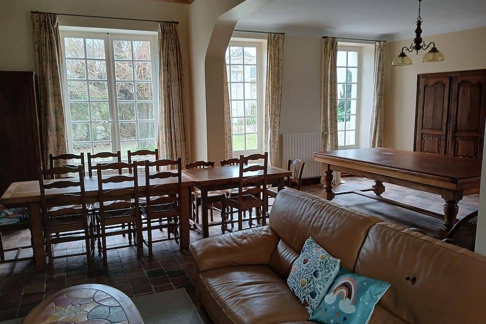 Petit château 17ème, parc, piscine, 5 chambres, séjour, 3 km du centre de Saumur in Saumur, Vallée de la Loire
