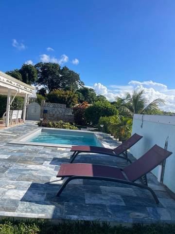 Villa pour 4 personnes, avec jacuzzi et terrasse ainsi que jardin et piscine, animaux acceptés en Martinique