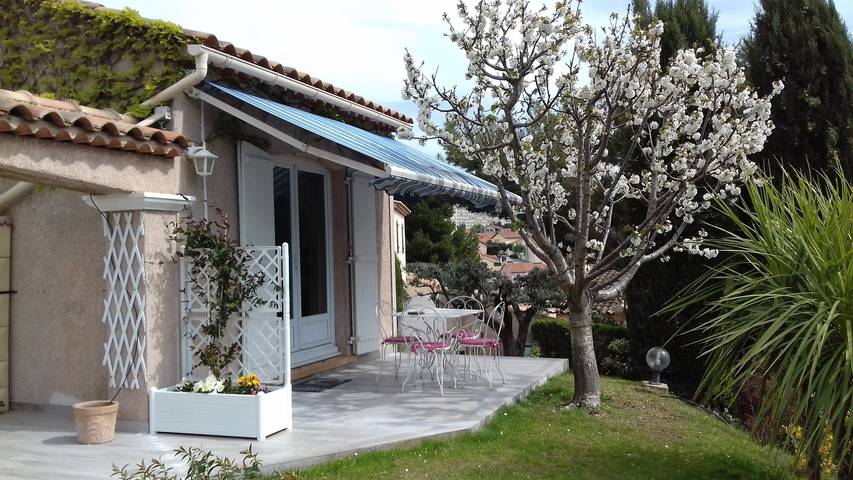 Gîte pour 4 personnes, avec jardin ainsi que piscine et terrasse dans les Bouches-du-Rhône - 2