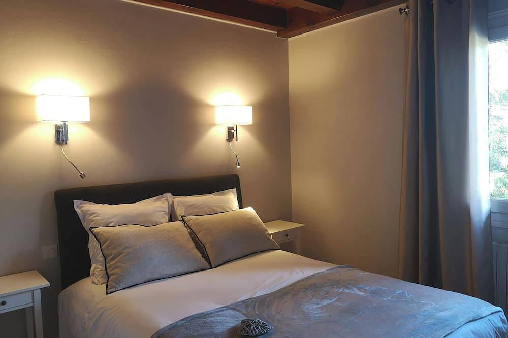 Comfortable garden house with veranda and jacuzzi in Le Chambon-sur-Lignon, Massif Central