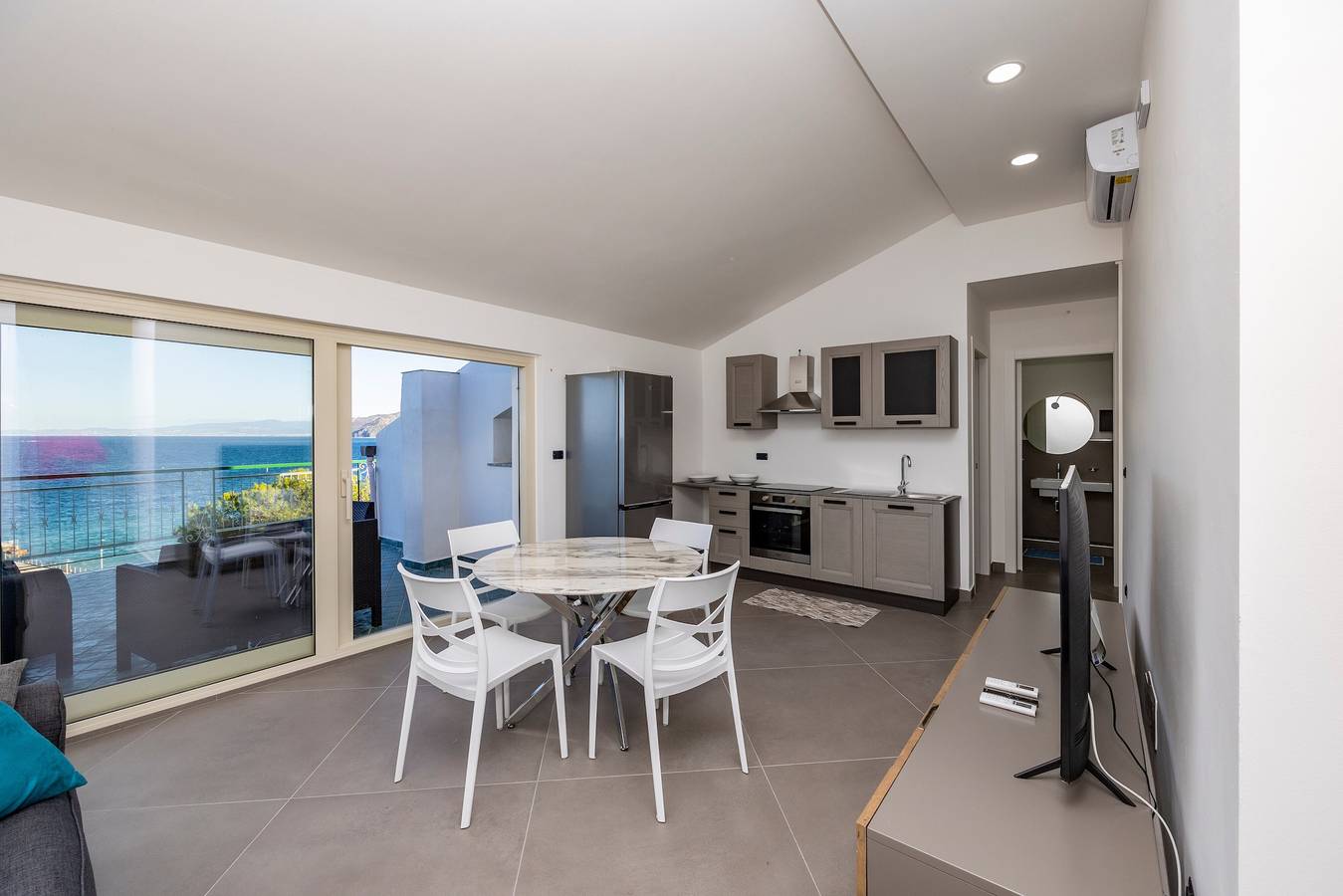 Ganze Wohnung, Ferienwohnung 'Seaview' mit Meerblick, Wlan und Klimaanlage in Marina di Patti, Patti