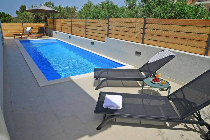 Villa pour 8 personnes, avec vue ainsi que jardin et piscine à Maslinica