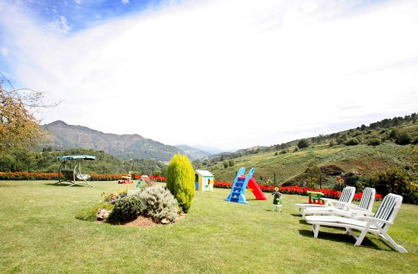 Ferienhaus 'Supereda' mit Bergblick, privater Terrasse und Wi-Fi in Parres, Provincia de Asturias