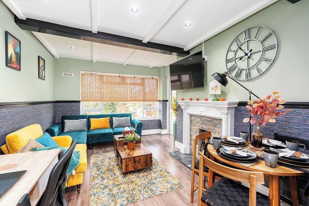 Entire apartment, Cozy apartment, 10 min from B'ham Airport/Nec/Hs2 sleeps up to 6, King bed, Wifi in Solihull, Birmingham Area