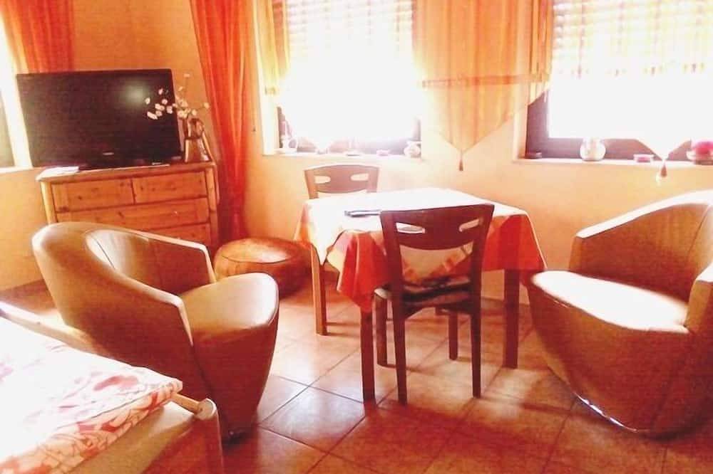 Ganze Wohnung, Sehr ruhige, gemütliche und sehr gut eingerichtete Ferienwohnung in Gemünden am Main, Maindreieck