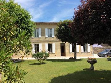 Gîte pour 6 personnes, avec vue et jardin à Saint-Émilion