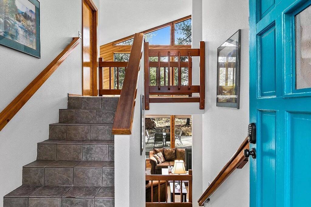 Private home with hot tub, 8 Sharc passes, bike paths, close to Deschutes River in Sunriver, Deschutes County