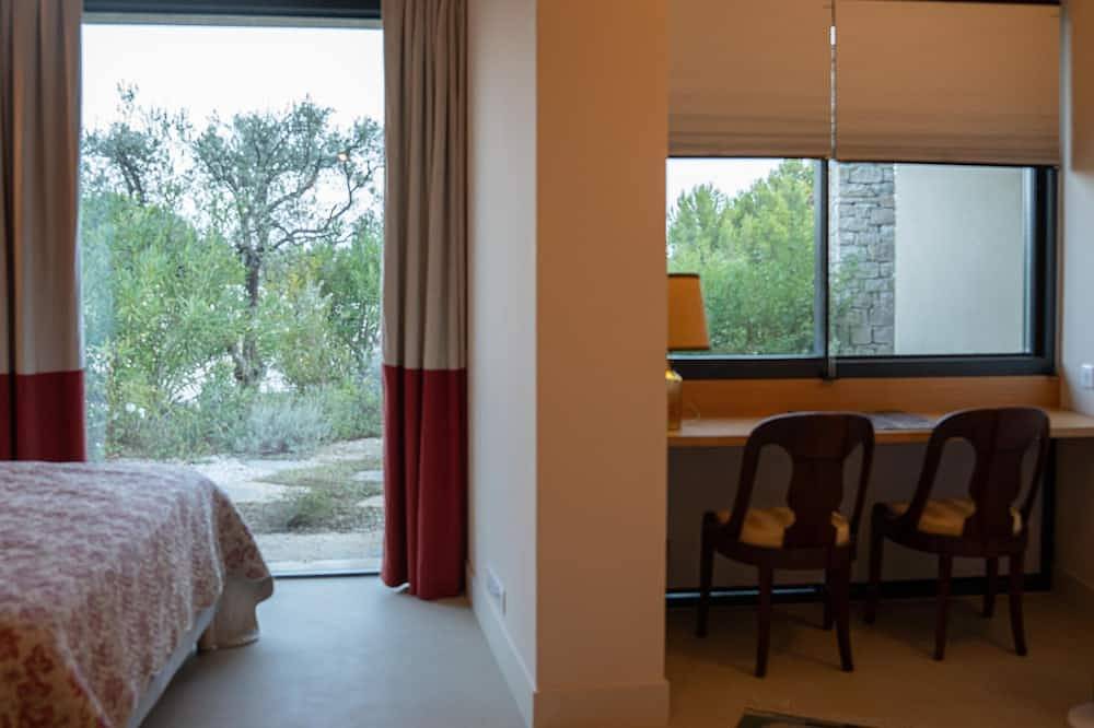 Villa Dans le Maquis Avec vue sur le Fort Saint André in Villeneuve-lès-Avignon, Region de Nimes