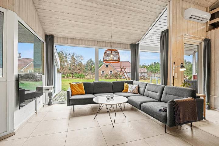Well-maintained holiday home with indoor pool, fireplace and sauna in Nørre Nebel, Région de Varde