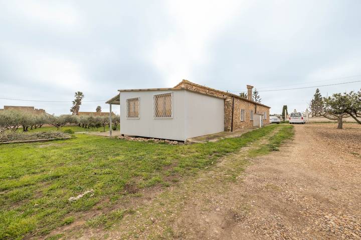 Casa Vacacional 'Masia Barrière Figueroa' con Terraza Privada, Jardín Privado y Wi-Fi in La Aldea, Delta del Ebro