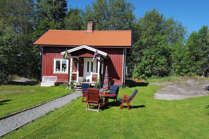 Ferienhaus für 4 Personen, mit Terrasse und Garten in Hjortkvarn