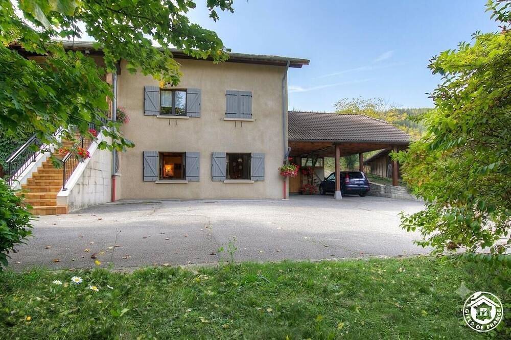 Situé dans le massif des montagne du Jura dans le département de l'Ain, ressourcement garanti in Montanges, Nantua
