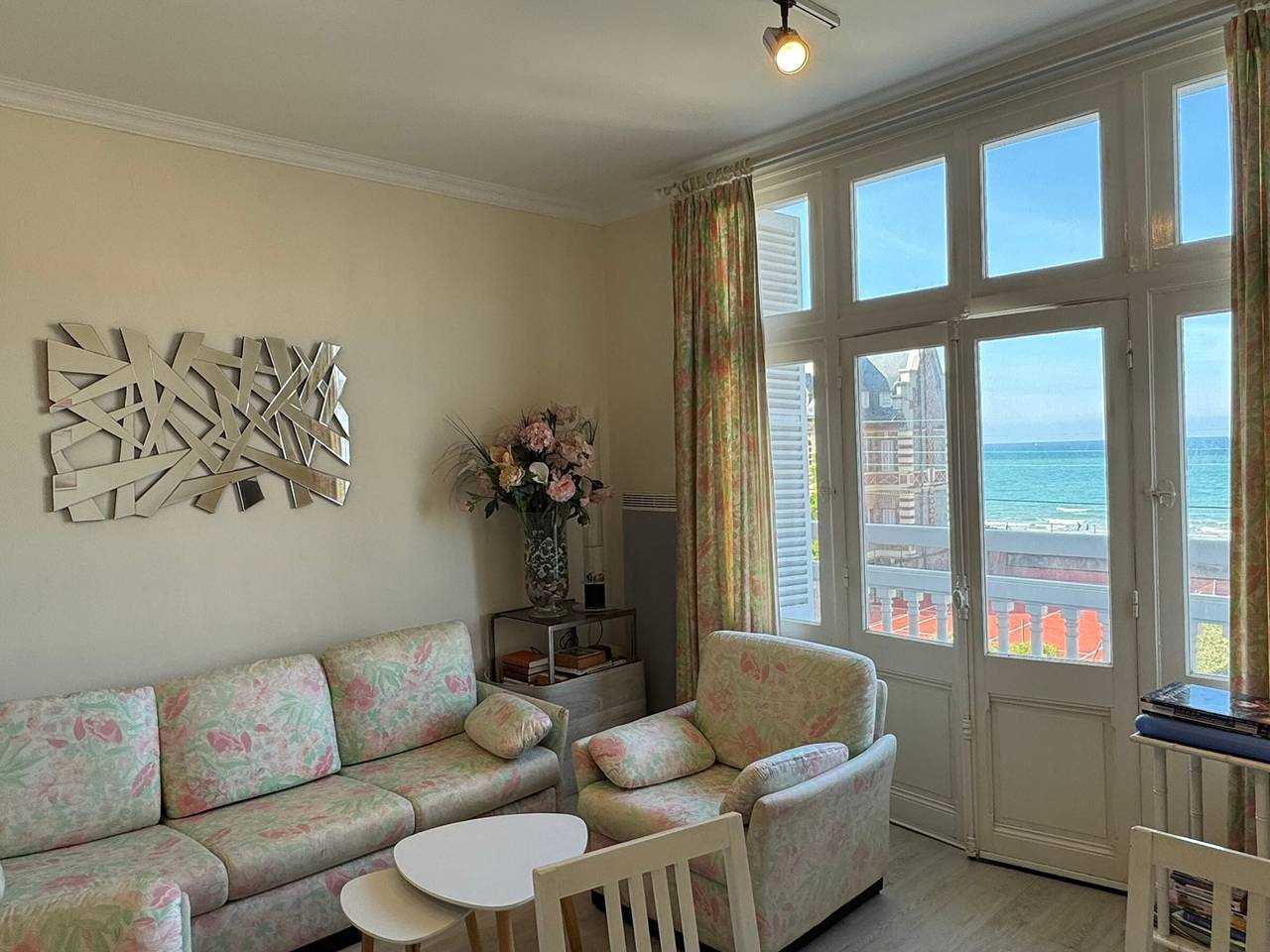 Entire apartment, 2-Bedroom Sea View Apartment in Houlgate in Saint-Sauveur-de-la-Mer, Lisieux region