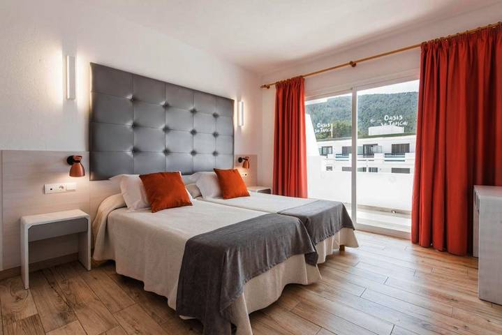 Vakantieappartement voor 4 personen, with Balkon and Terras as well as Zwembad in Cala Llonga