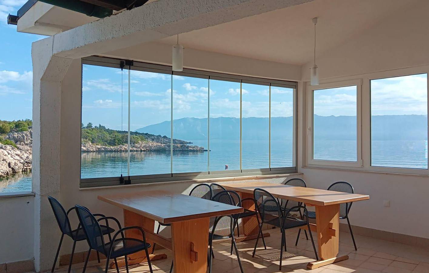 Geräumige 200 m² große Wohnung mit Terrasse, Parkplatz und WLAN – 100 m von der Küste entfernt in Hvar