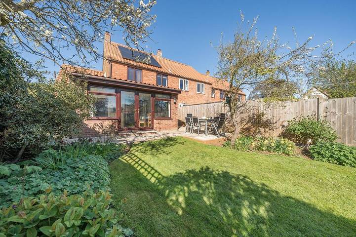 Cottage for 8 people, with terrace in Holme-next-the-Sea