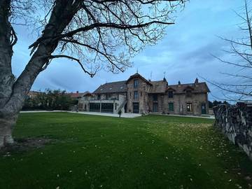 Location de vacances pour 16 personnes, avec vue sur le lac ainsi que jardin et vue à Chaumes-en-Brie