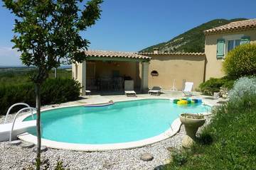 Gîte pour 4 personnes, avec terrasse et jardin à Venterol