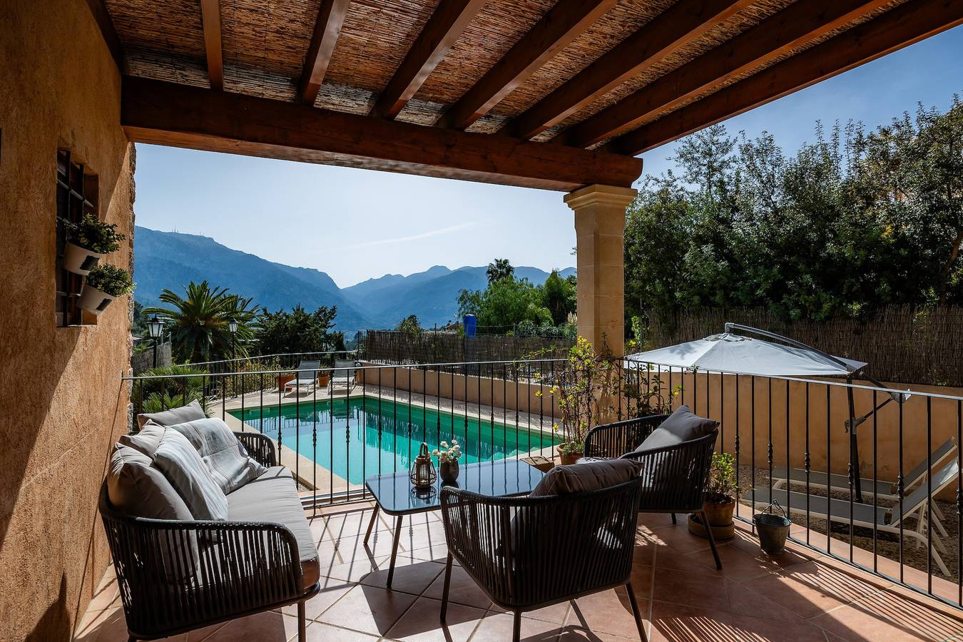 Casa 'Can Bordoy' con vistas a la montaña, piscina, jardín y terraza in Fornalutx, Mallorca Oeste