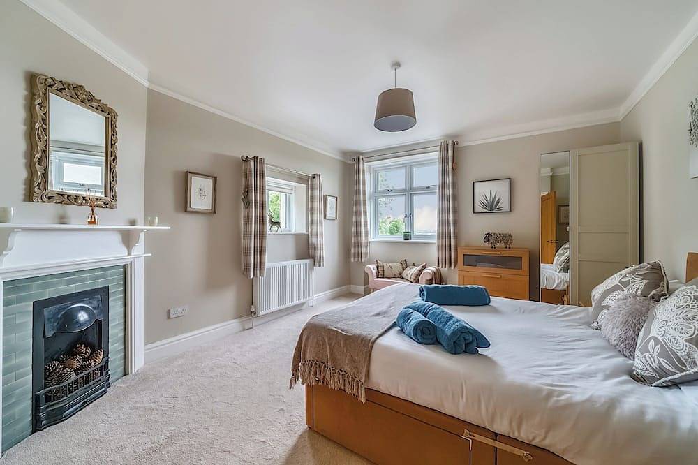 Mallacleave House, pet friendly, luxury holiday cottage in Bideford in Bideford, Devon