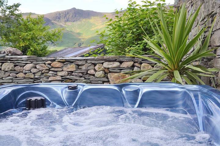 Cottage for 2 people, with garden and hot tub in the Lake District
