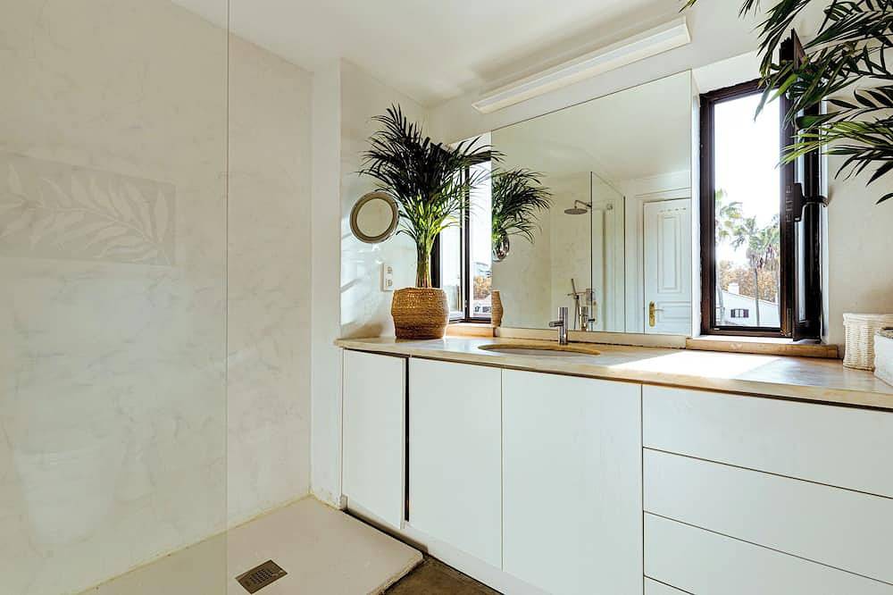 Suite in apartment with garden and communal pool, close to beach and restaurants in Cascais e Estoril, Costa de Lisboa