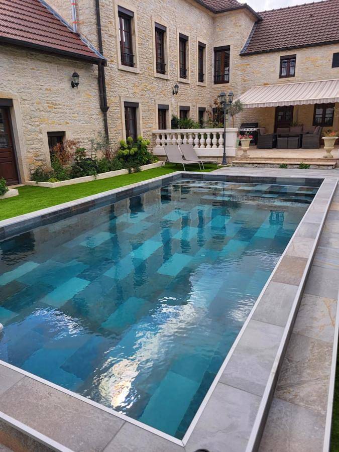 Gîte pour 4 personnes, avec Terrasse et Jardin ainsi que Piscine et Vue dans Corcelles-les-Monts