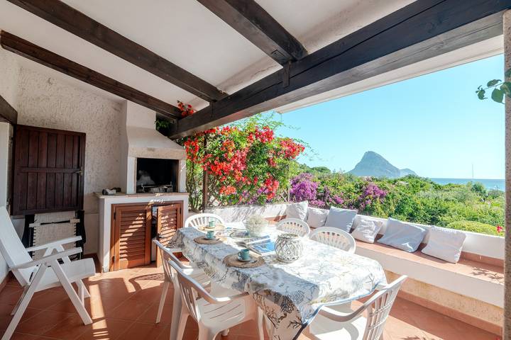 Entire apartment, Apartment 'Trilocale Taverna 80m from Beach' with Sea View, Private Terrace & Ac in Porto Taverna, Loiri Porto San Paolo