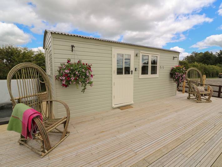 Glamping for 2 people, with hot tub and garden in Powys