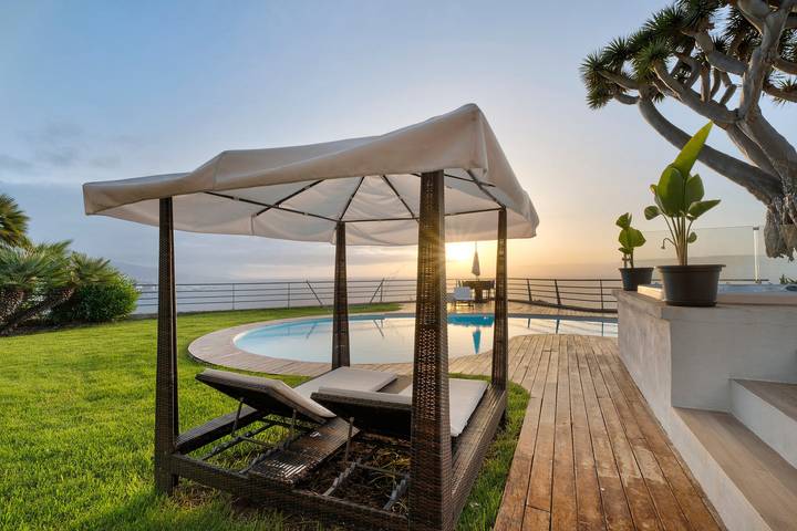 Vacation Home "Villa Bahía de Michel" with Sea View, Pool, Garden & Wi-Fi in Lomo Román, Santa Úrsula