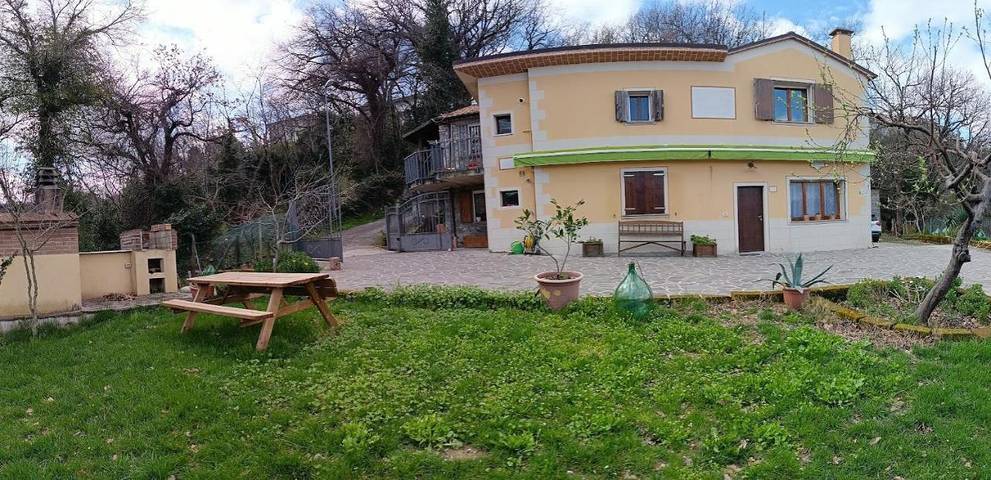 Cama y desayuno para 7 personas, con Terraza además de Jardín y Vistas en San Marino