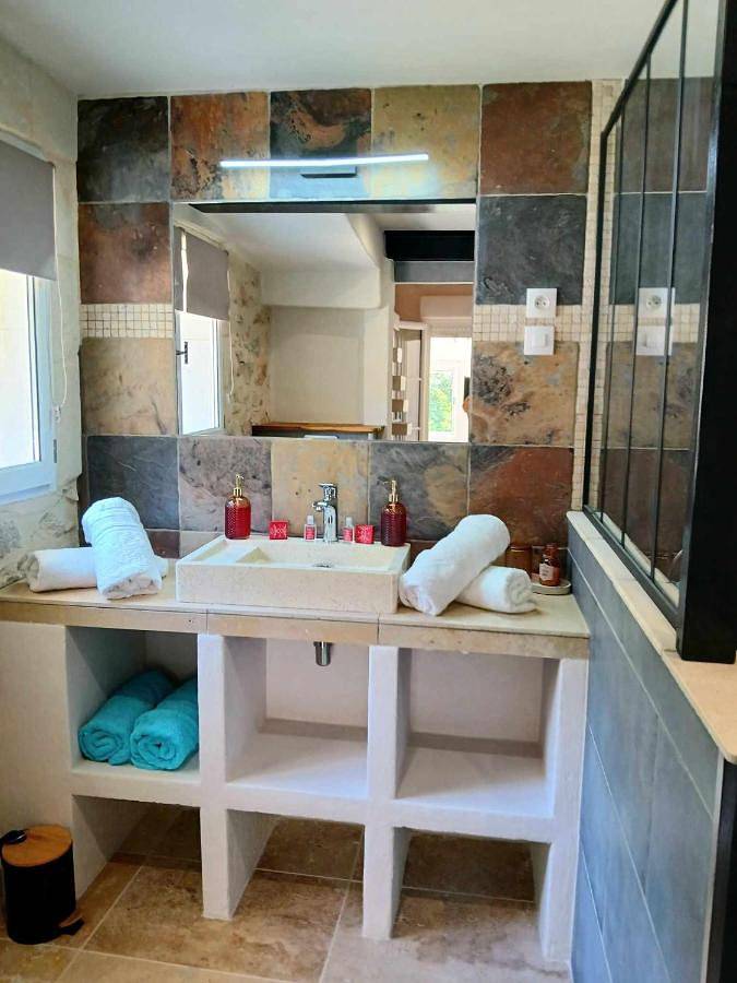 Location de vacances pour 2 personnes, avec piscine et vue ainsi que terrasse et jardin à Saint-Étienne-du-Grès - 2