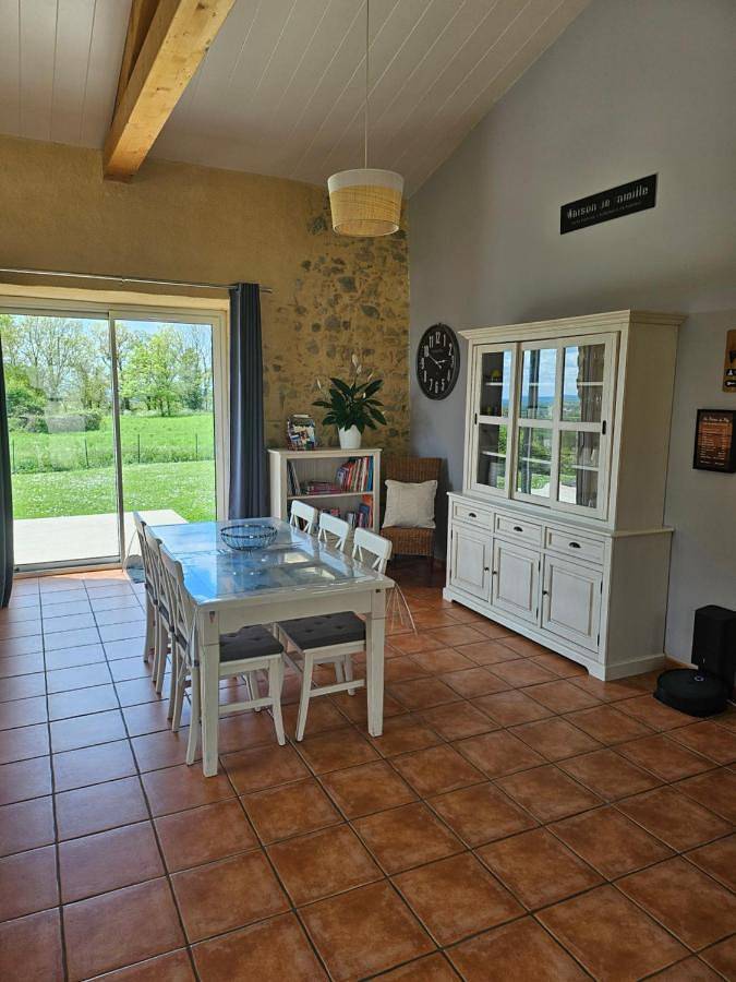 Location de vacances pour 5 personnes, avec jardin ainsi que vue et piscine à Pouzauges - 4