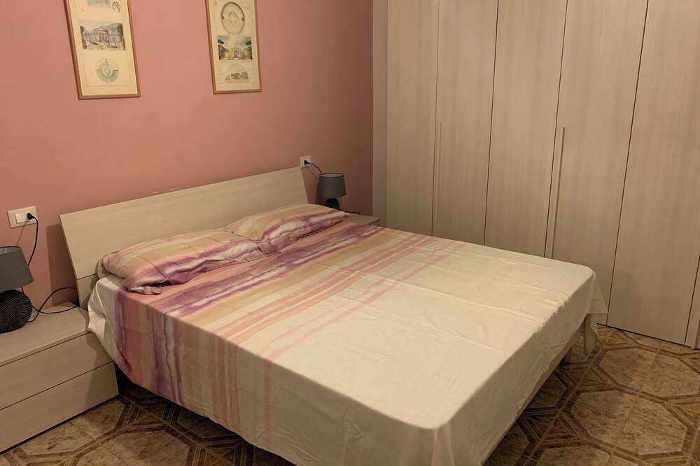 Villa with garden, 300 m from the beach, indoor parking, air conditioning. in Fondi, Provincia de Latina